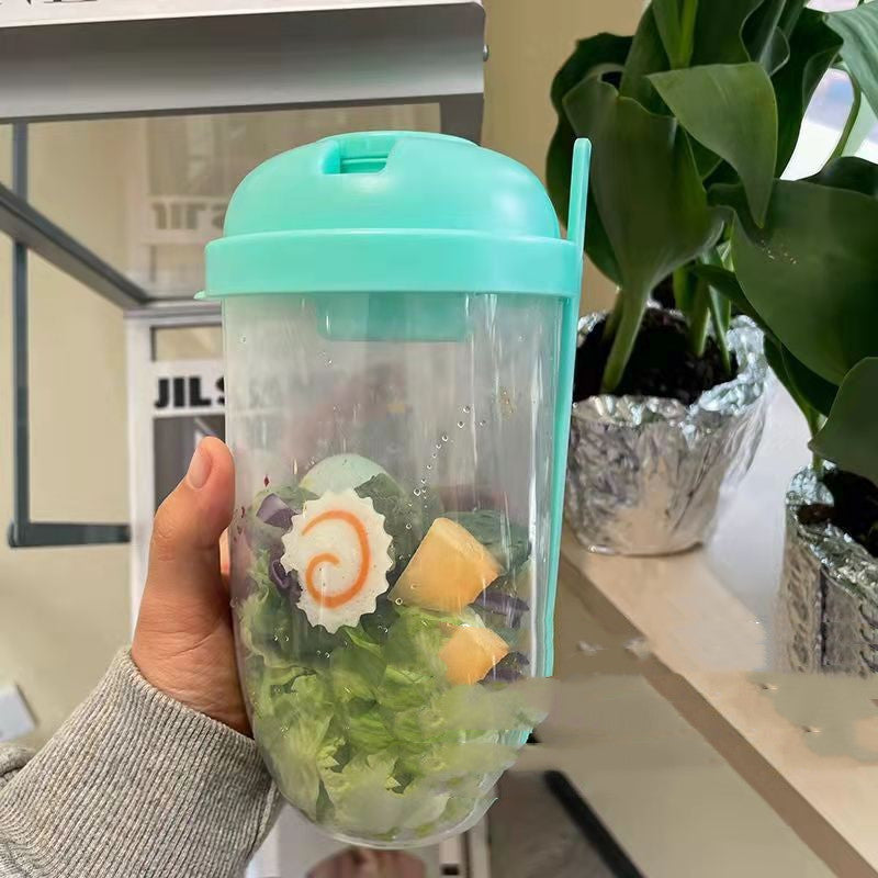 La tasse à salade avec fourchette et couvercle est portable